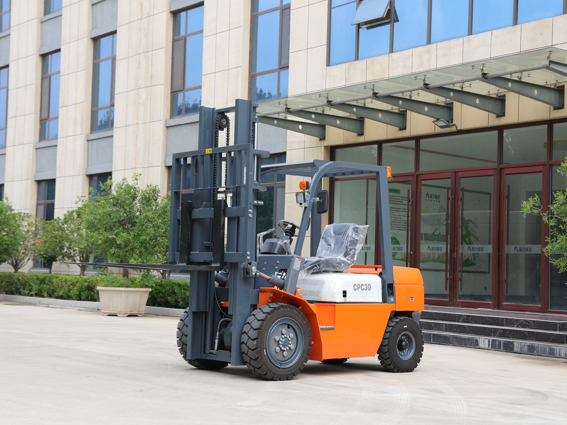Huayee diesel forklift parked outside an office building