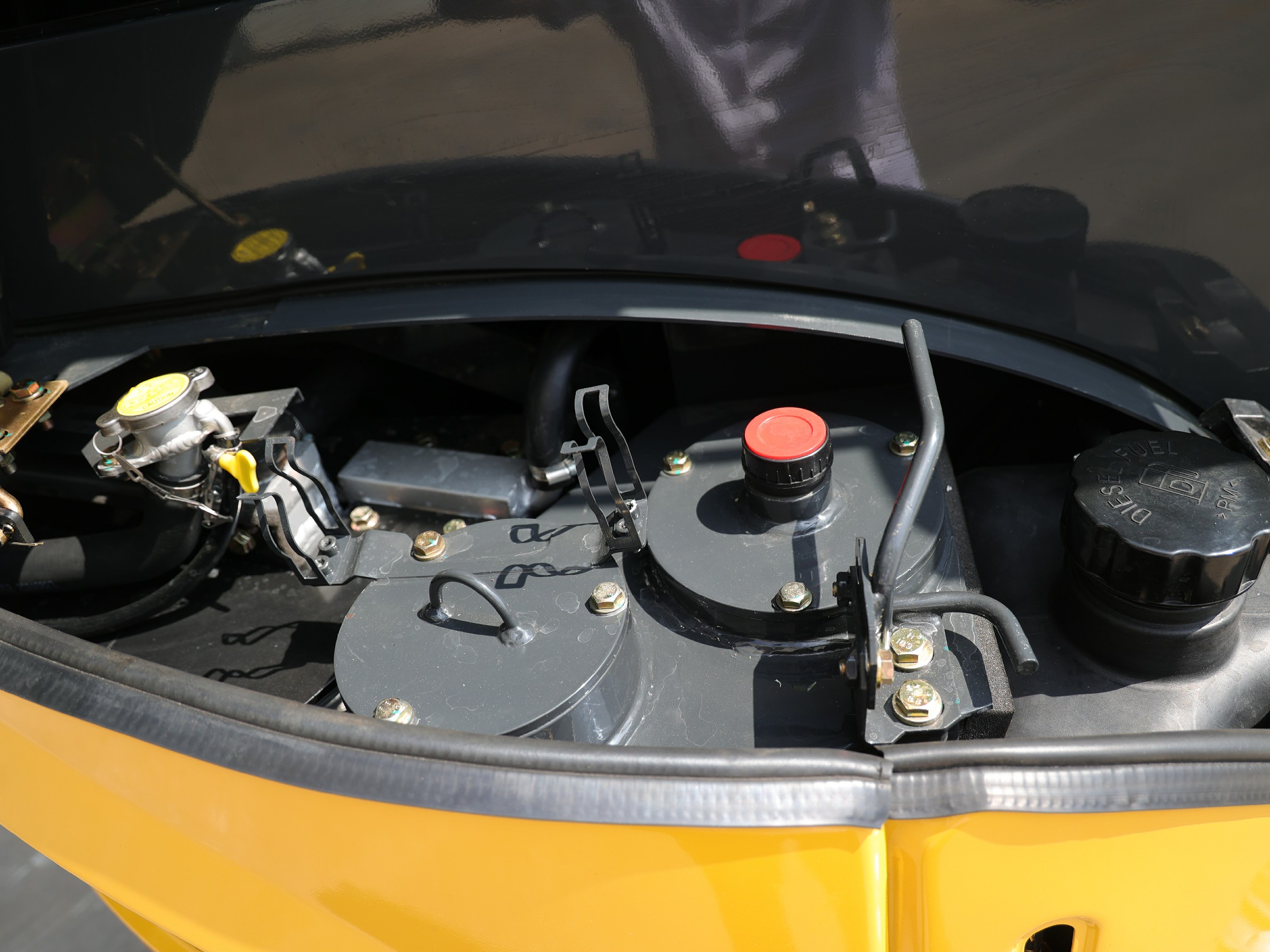 Huayee HY35C engine compartment, open