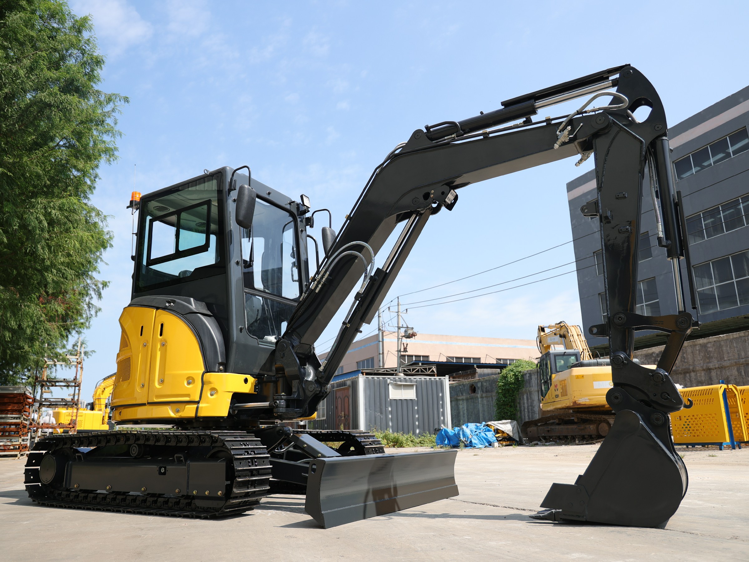 Huayee HY35C mini excavator, angled outdoor view